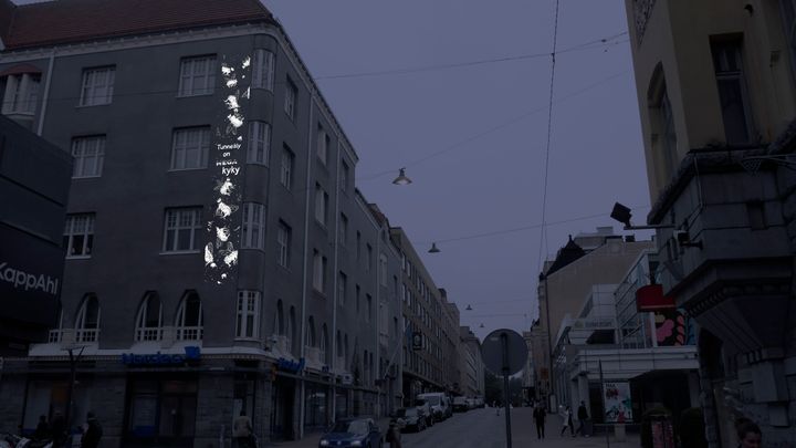 Rakennuksen seinään on heijastettu teksti: Tunneäly on megakyky.