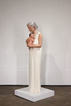 Sam Jinks: Nainen ja lapsi, 2010. Sekatekniikka, 145 x 40 x 40 cm. Editio 3, taiteilijan kokoelma.