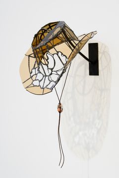 Man Yau: self-portrait, 2024. Lasi, patinoitu tina, posliini, lasite, keraamiset siirtokuvat, nahka, teräs. Koko 40 cm x 24 cm x 10 cm (EU 38). Näyttelystä Saline Binds, Temnikova & Kasela Galleria, Tallinna.