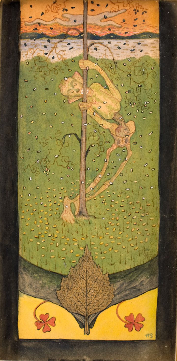 Luurankomainen mies seisoo ja puree ohutta puunrunkoa niityllä.