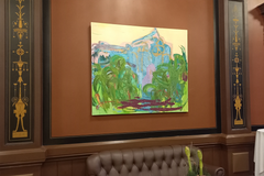 Abstrakti värikäs maalaus on vanhalta näyttävällä ruskealla seinällä.