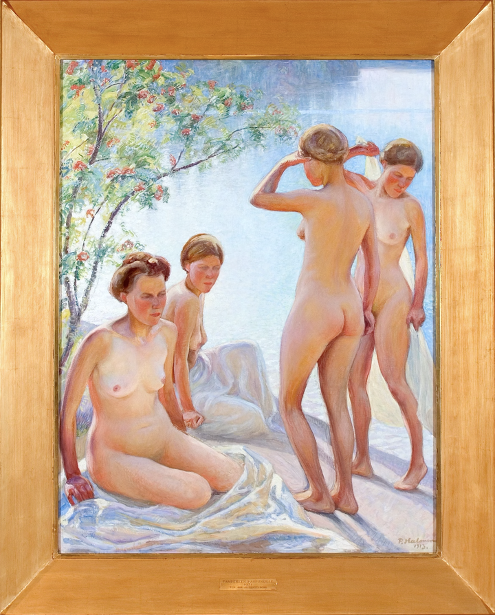 Neljä nuorta alastonta naista paistattelee päivää kalliolla.