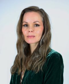 Rintakuva pitkähiuksisesta naisesta.