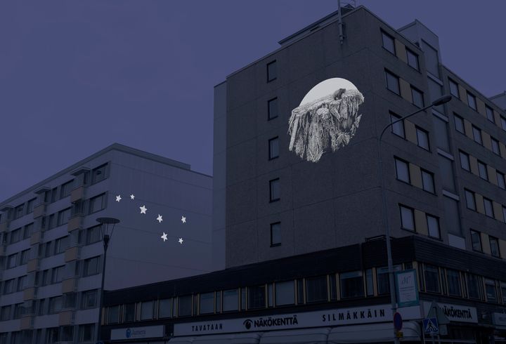 Yöllinen kuva, jossa on heijastettuja kuvia rakennusten seinillä.