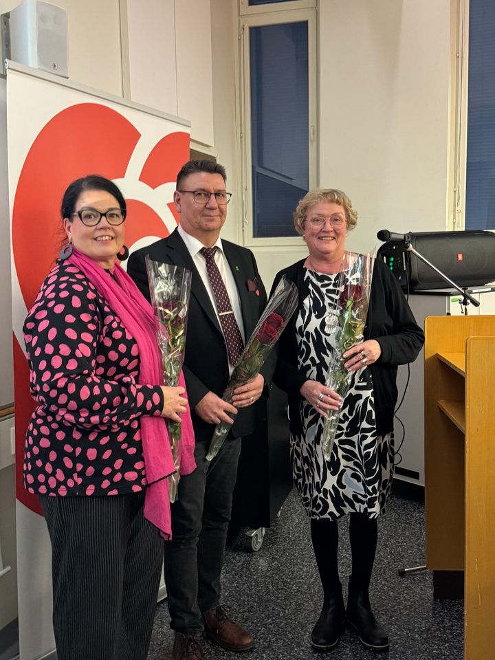 SDP:n Oulun piirin puheenjohtajisto: vasemmalla Marjo Kangasharju, keskellä Jari Männikkö ja oikealla Pirjo Sirviö.