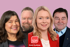 Kuva SDP:n Keski-Uudenmaan aluevaltuustoryhmän puheenjohtajistosta neljän henkilön ryhmässä. Taustalla vaaleanpunainen seinä ja SDP:n logo.
