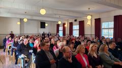 Kuva: Suuri joukko ihmisiä istuu kokoushuoneessa Uudenmaan Sosialidemokraattien kevätpiirikokouksessa.