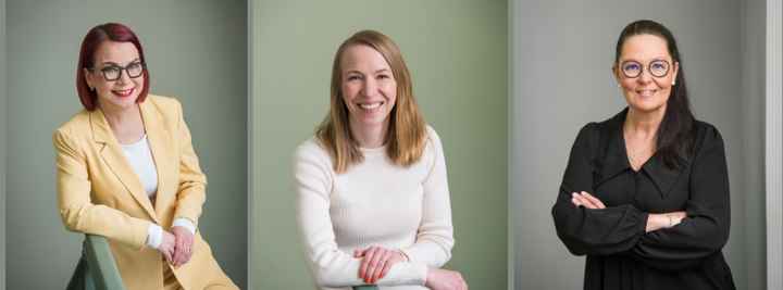 Kolme naista poseeraa sisätiloissa neutraaleja taustoja vasten.