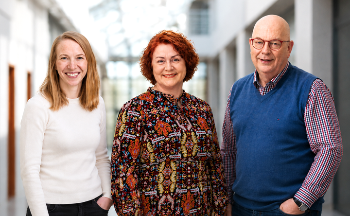Elina Kokko, Johanna Värmälä ja Pekka Räsänen yhteiskuvassa.