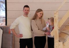 Dani Ryynänen, Jenna Aalto ja Amanda-tytär tulevassa kodissaan Finnlamelli Kuningattarenhelmessä. Kuvaaja: Tanya Ryynänen