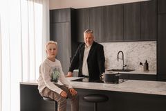 Ken Ryynänen ja Albin-poika tulevassa kodissaan Designtalo Villa Kungenissa