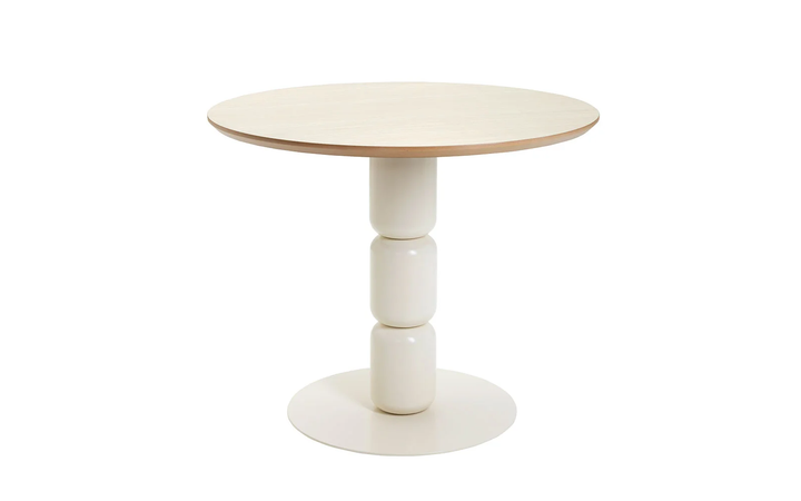 Palko-pöydänjalka valmistetaan Finnlamellin hirsilamellien hukkapaloista. Kuva: Junet Oy