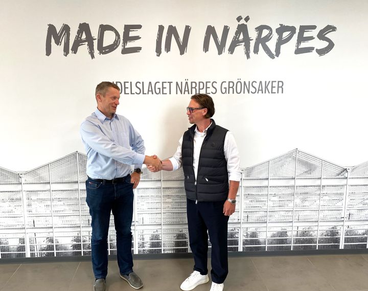 Vasemmalla Osuuskunta Närpiön Vihanneksen toimitusjohtaja Tomas Lindfors, oikealla Comsel Systemsin toimitusjohtaja Kristian Heimonen.