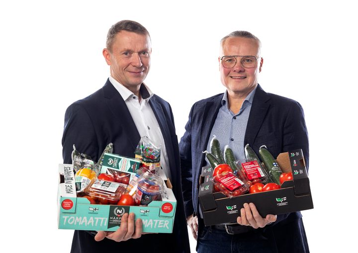 Närpes Grönsakers vd Tomas Lindfors och Hultholms vd Niclas Hultholm gläds åt det nya samarbetet – tillsammans siktar vi på en starkare marknadsposition.