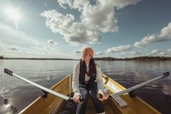 Naissoutaja suoraan edestä veneessä soutamassa Aerot-airoilla
