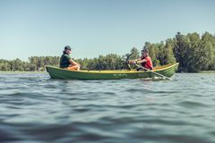Sami Jauhojärvi soutaa Päijän soutuveneellä ja patentoiduilla Aerot-airoilla