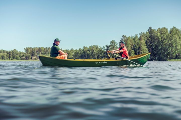 Sami Jauhojärvi testaamassa Aerot airoja.  Säädettävyys puhutteli olympiavoittajaa.