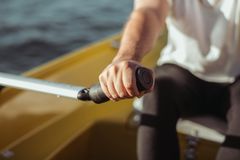 Aerot Ote soutajalla. Lähikuva kädestä ja Aeron kahvasta