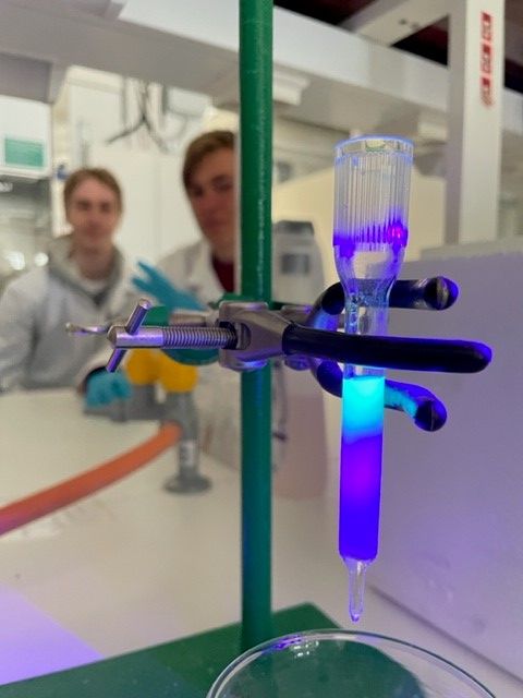 Lukiolaiset tuottavat fluoresoivia proteiineja Geeniteknologian kurssilla Tiedeluokka SOLUssa.