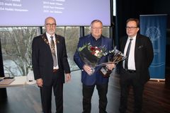 Joensuulainen Jarmo Hämäläinen sai Vuoden Rakennusmestari-palkinnon. Sen luovuttivat RKL:n puheenjohtaja Jukka Lintunen (vas.) ja Rakennusmestareiden Säätiön puheenjohtaja, rakennusneuvos Ari Autio (oik.).