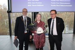 Keravalainen Henna Ikäläinen sai Vuoden Nuori Rakennusinsinööri-palkinnon. Sen luovuttivat RKL:n puheenjohtaja Jukka Lintunen (vas.) ja Rakennusmestareiden Säätiön puheenjohtaja, rakennusneuvos Ari Autio.