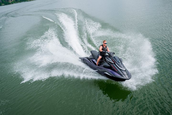 Vääksyn Konepisteen palvelut laajenevat Yamaha-vesijettien myyntiin ja huoltoon. WaveRunner-jettimalliston huipulla on vuoden 2026 uutuuksiin kuuluva kolmipaikkainen FX Limited SVHO. GPS:ää hyödyntävä ajonohjausjärjestelmä ja kaksi automaattista trimmitilaa takaavat poikkeuksellisen hyvän hallittavuuden