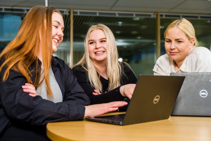 Opiskelijoita Laurean Leppävaaran kampuksella