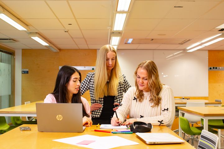 Opiskelijoita Laurean Leppävaaran kampuksella.