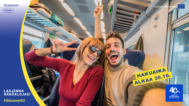 Kaksi nuorta iloista henkilöä junassa ottamassa selfien. Oikealla teksti "Hakuaika alkaa 30.10." ja vasemmalla #DiscoverEU ja EU:n logoja.