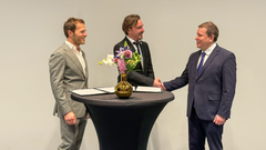 Kuvassa Jan Willem de Jong, Arttur Kulvik Suomen ulkomaankauppa- ja kehitysministeri Ville Tavio. Kulvik ja Tavio kättelevät.