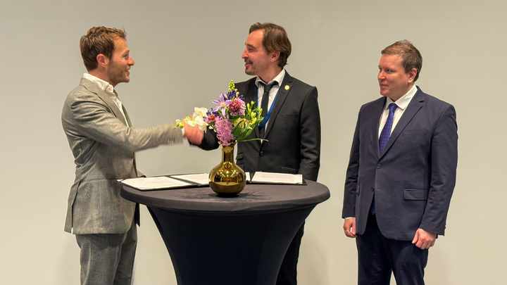 Kuvassa Jan Willem de Jong ja Arttur Kulvik kättelevät, vieressä on Suomen ulkomaankauppa- ja kehitysministeri Ville Tavio.