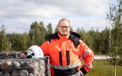 Pressikuvassa Tomi Puoskari, Anfra Oy:n perustaja ja toimitusjohtaja, työtakkiin pukeutuneena.