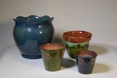 I enlighet med neoimpressionismens färgteorier valdes glasyrer i grönt och blått, rödlerans komplementfärger. De skiftande glasyrerna benämndes flammé. Foto: Borgå museum / Kari Holopainen