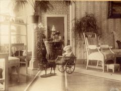 Louis Sparre planerade ett nytt möblemang för bokhandlare Erik Söderströms hem. Möblemanget har senare donerats till Borgå museums samlingar. På fotot Söderströms son Per-Erik Söderström. Foto: Borgå museum