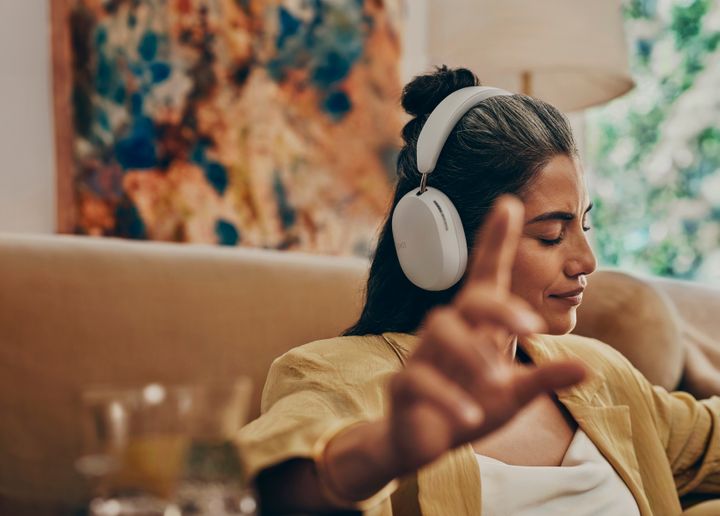 Sonos on käyttänyt Sonos Ace -kuulokkeiden suunnittelussa vahvaa audio- ja muotoiluosaamistaan mullistaakseen kuulokkeilla kuuntelemisen tapoja. Kuva: Sonos