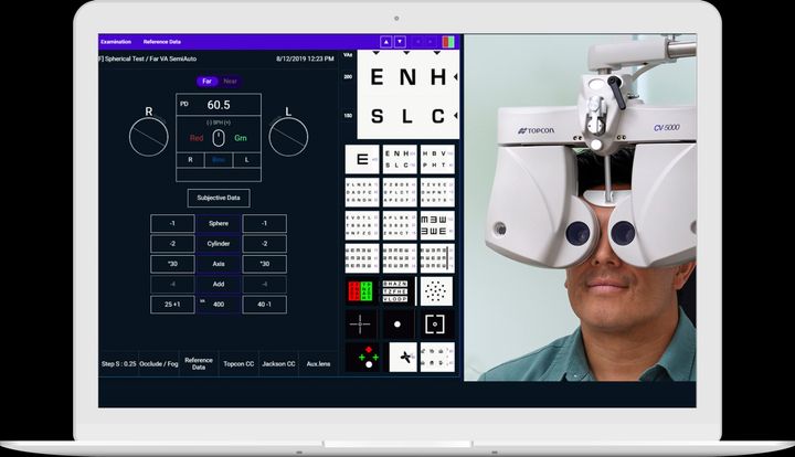 ihminen optikon vastaanotolla, silmäntutkimuslaite kasvojen edessä, kuvan vasemmassa laidassa optikon näkymä ruudulle