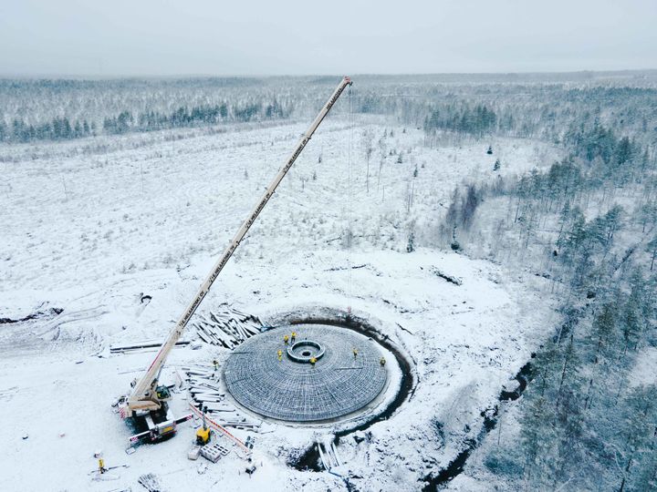 Nosturi talvisessa maisemassa tuulivoimapuiston perustustöissä