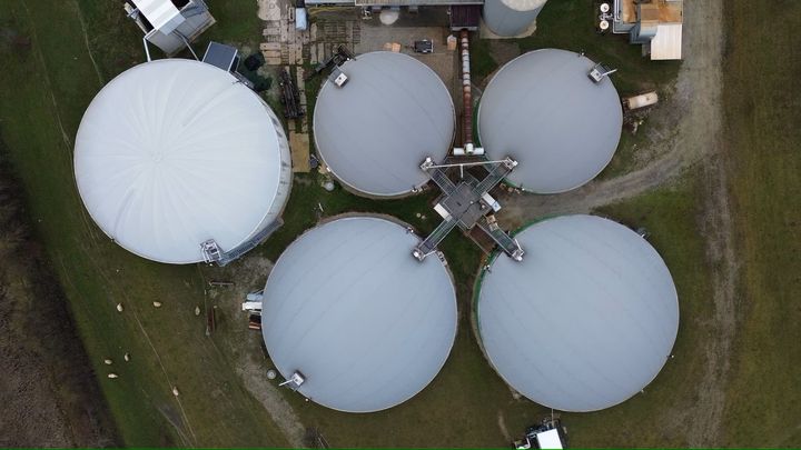 Flygvy över reaktorer för anaerob nedbrytning vid en biogasproduktionsanläggning i Tyskland. Foto: Julia Koblitz / Unsplash