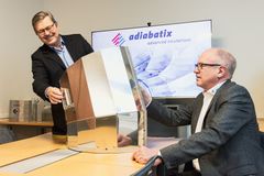 Försäljnings- och marknadsföringschef Arto Wainio (till vänster), verkställande direktör Jerker Kullberg och RMI-isoleringslösningarna (Reflective Metallic Insulation) som Adiabatix utvecklat.