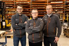 Aki Norrbacka, Jani Poikkimäki and Tom Bergström in Veslatec's factory