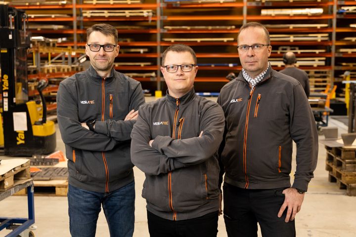 Aki Norrbacka, Jani Poikkimäki ja Tom Bergström seisovat rinnakkain Veslatecin tehtaalla.