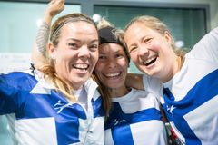 Suomen minijoukkueen Iida Vakkuri, Sanni Kariniemi ja Janika Majasaari iloitsevat kultamitalin varmistuttua.
