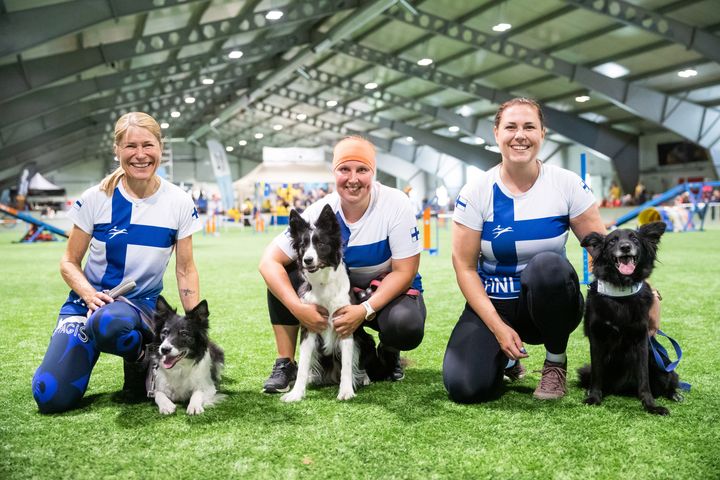 Intermediate-kokoluokan iloinen kultajoukkue poseeraa kameralle: Kati Immonen ja bordercollie Ice, Katariina Kuiro ja bordercollie Wendi sekä Jaana Leino ja australianpaimenkoira Tyyne.