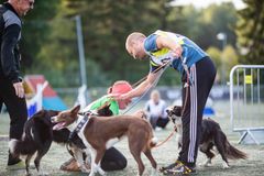 Pasi Kangas koirineen onnittelemassa onnellista Katariina Kuiroa tämän voitosta