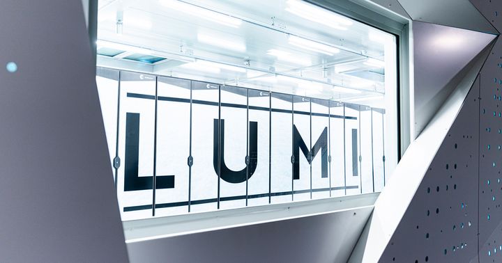 Supertietokone LUMI.