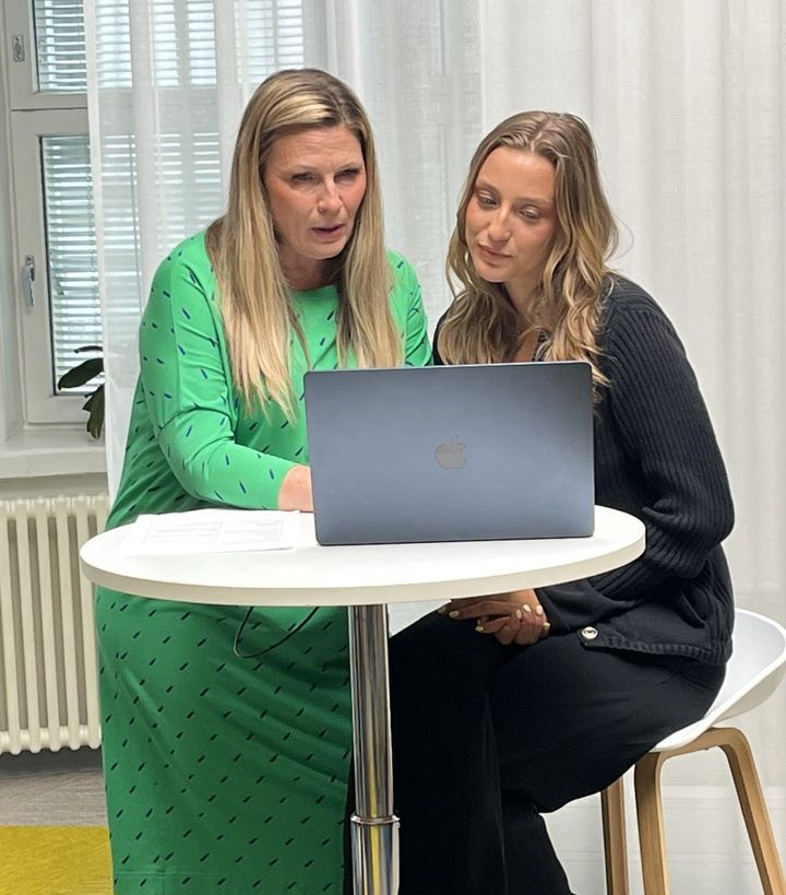 Oppilaan ohjaaja ja opiskelija katsovat tietokonetta pöydän ääressä ja tutkivat Opin.fi-palvelun avoimien korkeakouluopintojen tarjontaa.