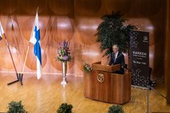 Hankenin rehtori Ingmar Björkman Hankenin juhlasalissa.