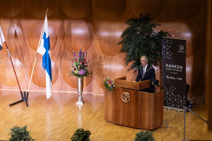 Hankenin rehtori Ingmar Björkman Hankenin juhlasalissa.
