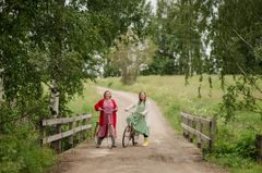 Sana-aarteita. Kuvassa Heli Orava ja Leena Ylimäki