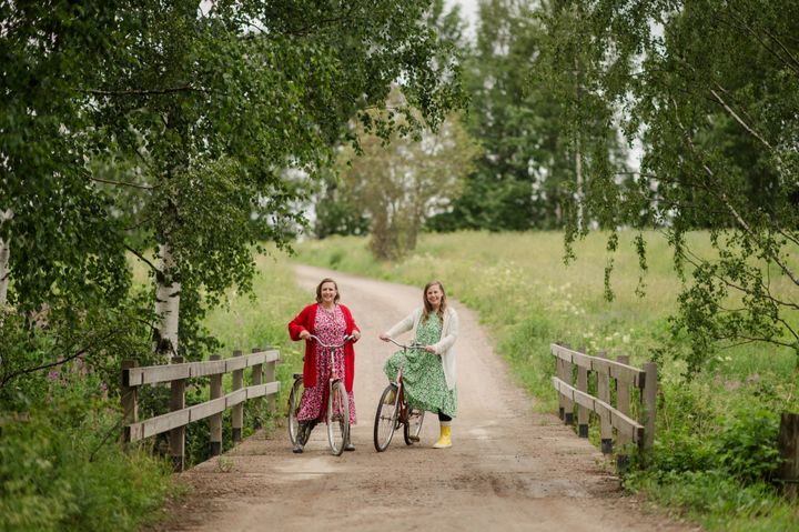 Sana-aarteita. Kuvassa Heli Orava ja Leena Ylimäki